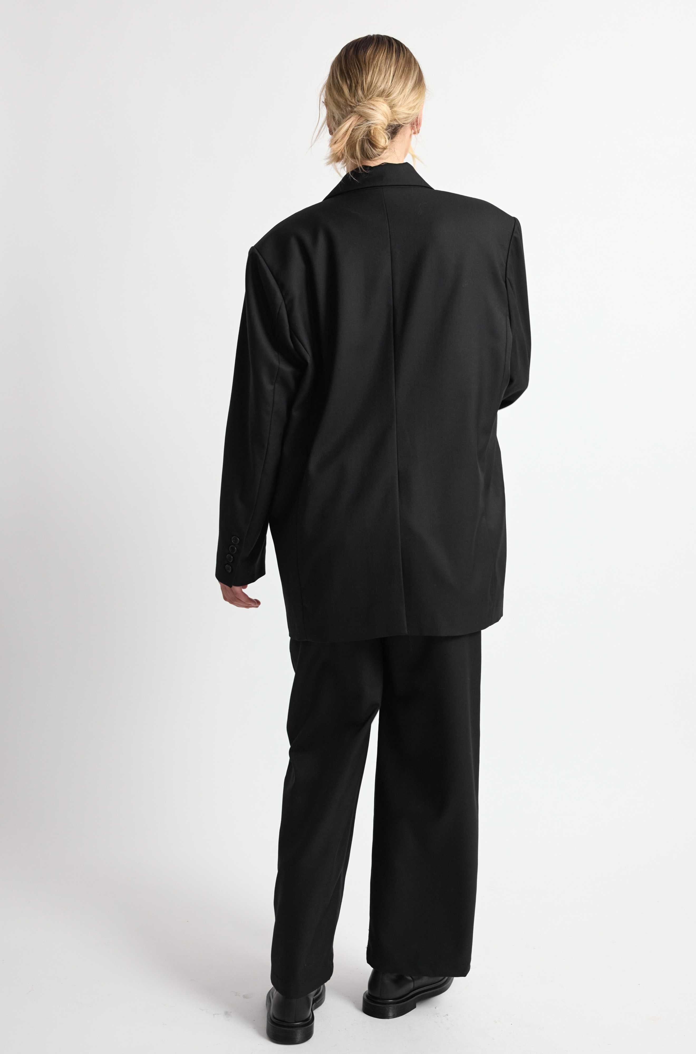 Person wearing a black outfit on a white background