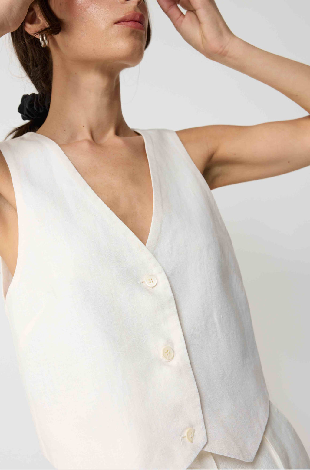Woman wearing a white linen vest