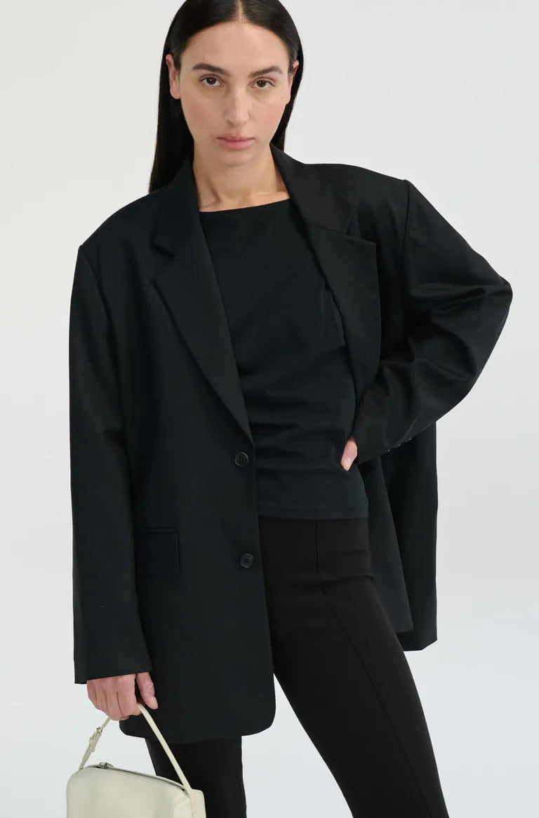 Forget Leggings—It Girls Are Wearing Sambas With This Pants-and-Jacket Outfit at the Airport